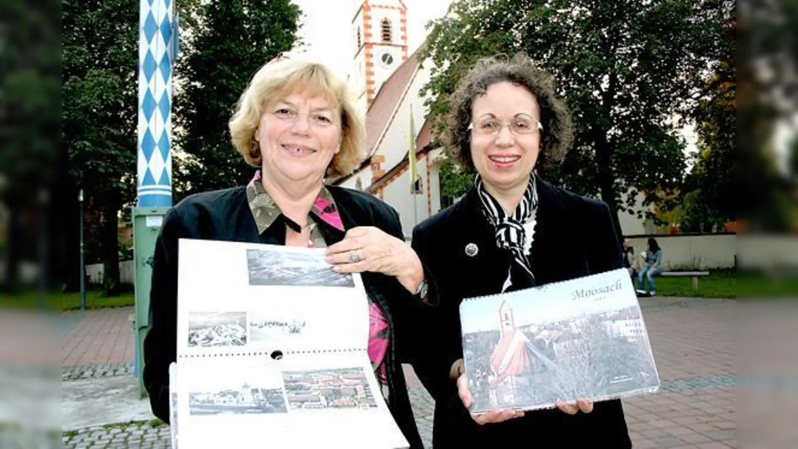 Den Kalender »Moosach 2013« präsentieren BA-Vorsitzende Johanna Salzhuber (links) und Veronika Linden vom Moosacher Geschichtsverein.  	 (Foto: ws)