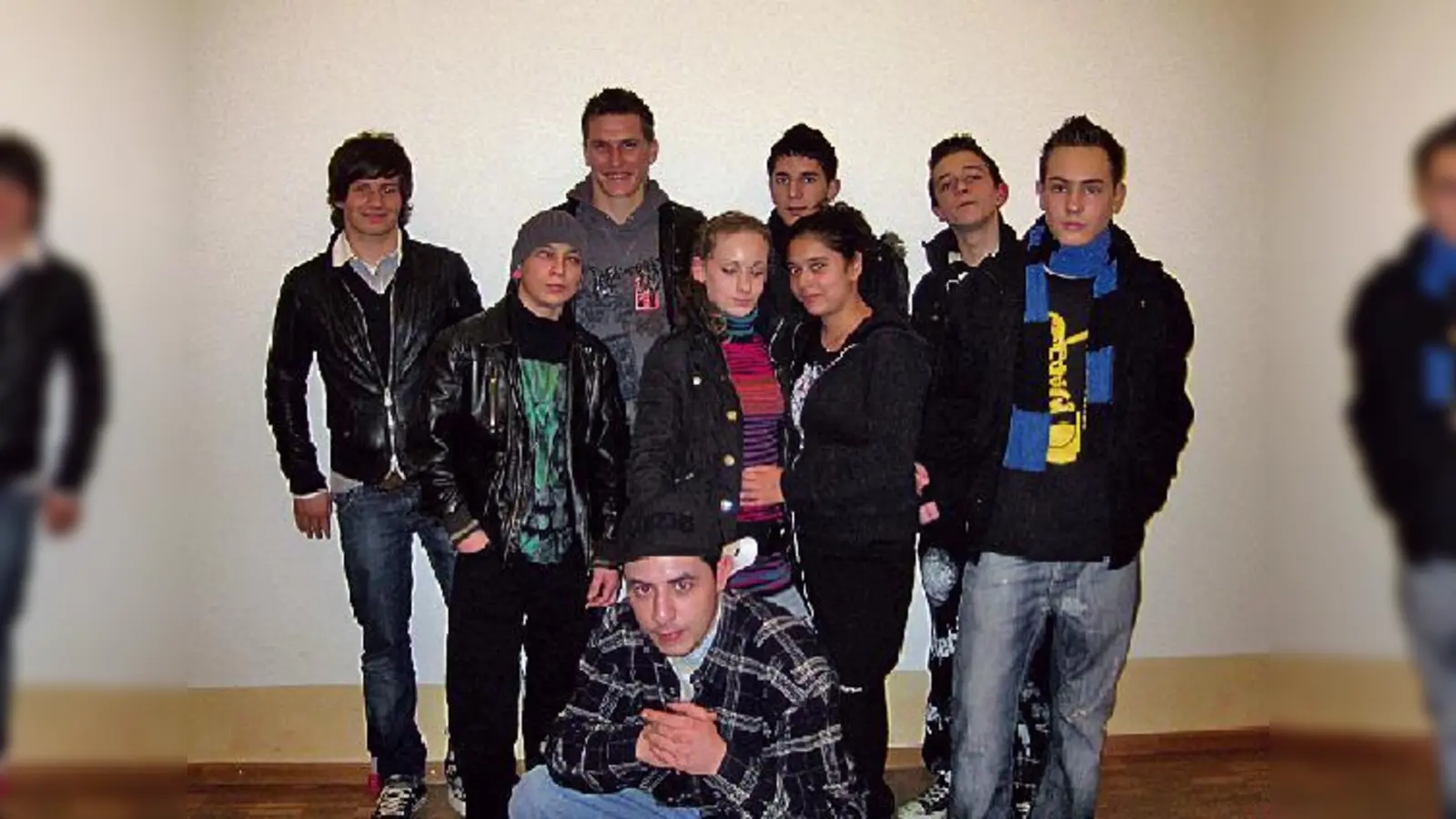 Bald Nichtraucher: Zum Aufhören entschlossene Jugendliche des Adelgundenheims gemeinsam mit den Fußballern Maximilian Pfaffinger (li.) und Tobias Schweinsteiger (oben 2. v. li.).	 (Foto: au)