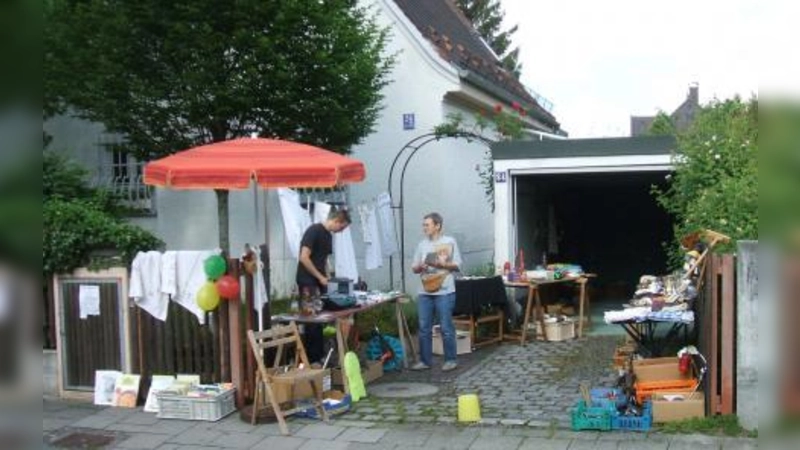 Einen kleinen Hof-Flohmarkt gab es im vorigen Jahr in der Ilmmünsterstraße. Im Bild der Vorgarten der Familie Pflugmacher, Initiatorin des Laimer Hof-Flohmarktes. (Foto: Pflugmacher)