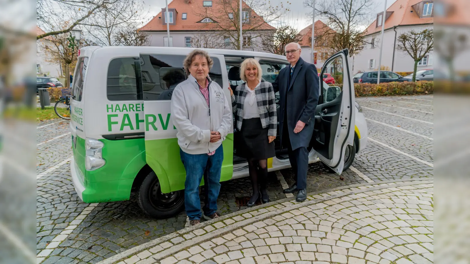 Bei der Schlüsselübergabe (v.l.): gemeindlicher Fahrer Ulrich Kilian, Bürgermeisterin Gabriele Müller und Walter Dürr, Geschäftsführer der Gemeindewerke Haar. (Foto: Janina Kufner)