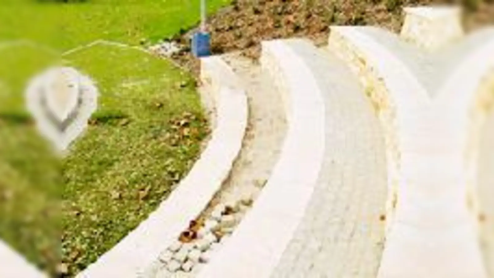 Im Valentinspark in Unterschleißheim war die Notrufsäule mutwillig beschädigt worden, ebenso Pflasterungen und die Solaranlage.	 (Foto: cr, Stadt Unterschleißh.)