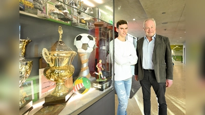 Frisch gebackener U17-Weltmeister und demnächst Abiturient am Theodolinden-Gymnasium: Robert Ramsak (links) mit Schulleiter Werner Ziegler. (Foto: RBS/Tobias Hase)