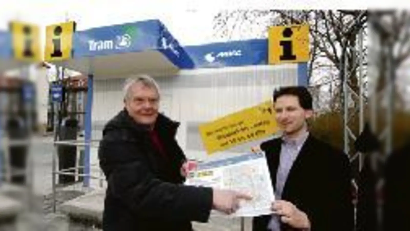 W. Lederer-Piloty (li.), Vorsitzender des BA 12 Schwabing-Freimann und G. Heipp, MVG-Bereichsleiter Strategische Planungsprojekte, bei der Eröffnung des  (Infocontainers.Foto: SWM/MVG)