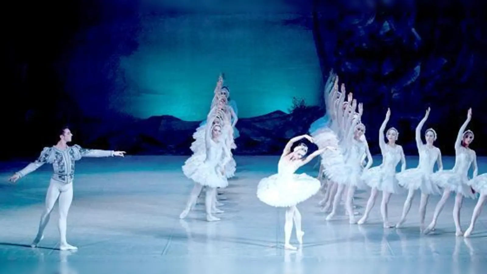 Szene aus dem zweiten Akt von »Schwanensee«, getanzt vom Russischen Staatsballet. 	 (Foto: VA)