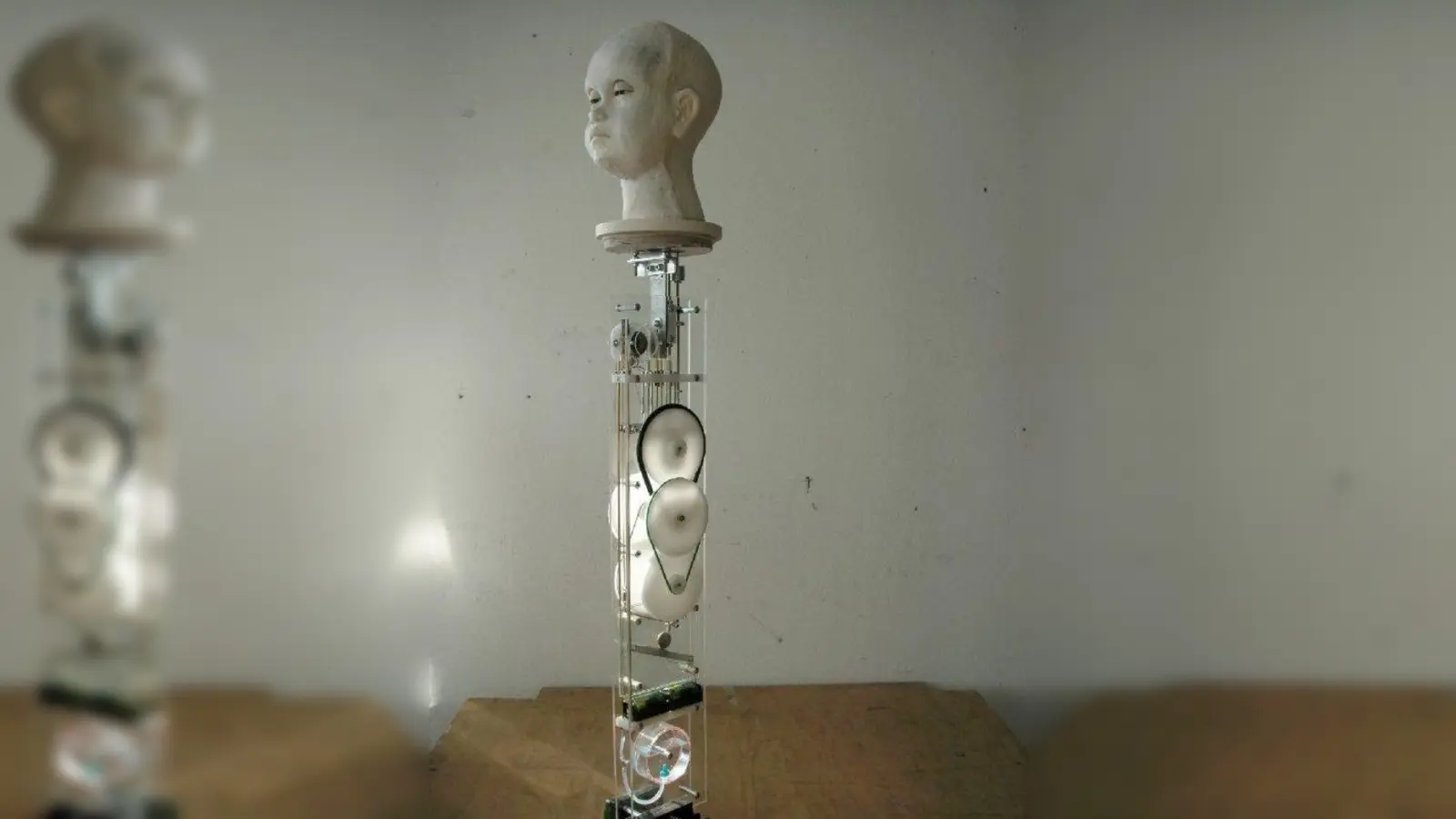 Permanente Transformation? Die Ausstellung „Kontrastmitte 1” im Kösk beschäftigt sich mit der Existenz. (Foto: pi)