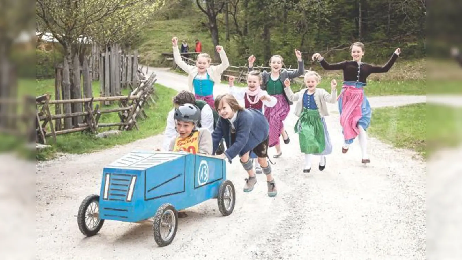 Des wird a Gaudi! Seifenkisten-Gaudirennen am Donnerstag, 5. Mai 2016 (Vatertag) im altbayrischen Dorf. Seifenkisten werden zur Verfügung gestellt. 	 (Foto: Benjamin Kaufmann)
