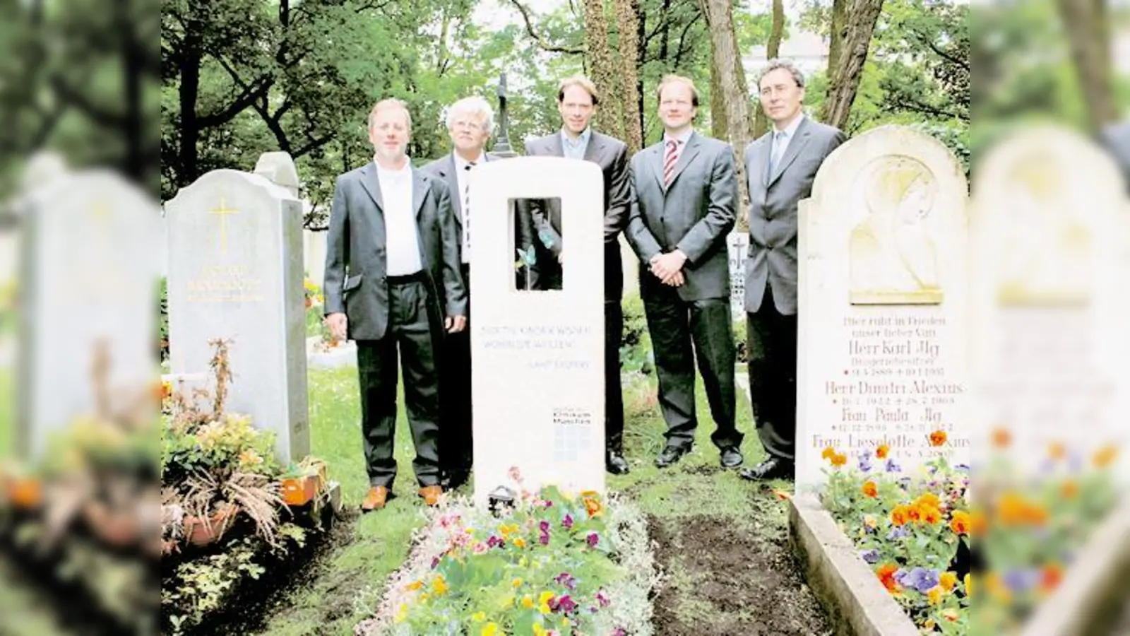 V. l. Pathologe Alfred Riepertinger, Klinik-GmbH-Geschäftsführer Manfred Greiner, Spender Florian Rauch, der katholische Krankenhausseelsorger Dr. Thomas Hagen sowie der evangelische Pfarrer Günter Breit von der Seelsorge im Krankenhaus.   (Foto: Hettich)
