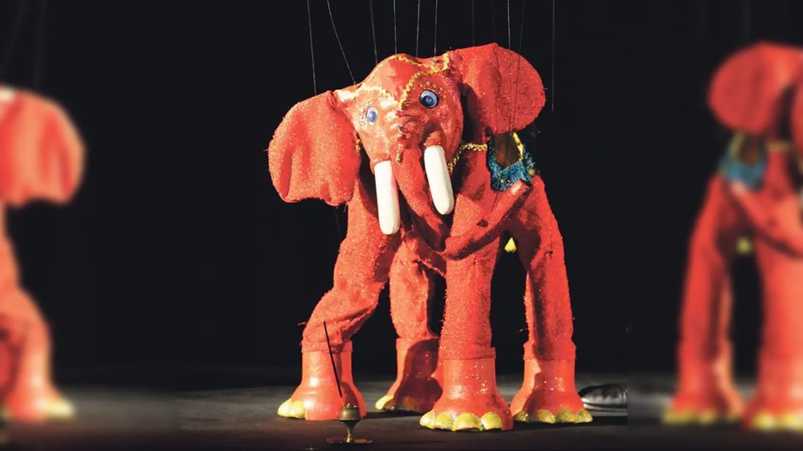 Frisch von ihrer Weltreise zurückgekehrt, kommen Tom und Dudel in die Stadtbibliothek Hasenbergl. Mit im Gepäck: ein kleiner Elefant aus Indien.	 (Foto: Klapp-Theater)
