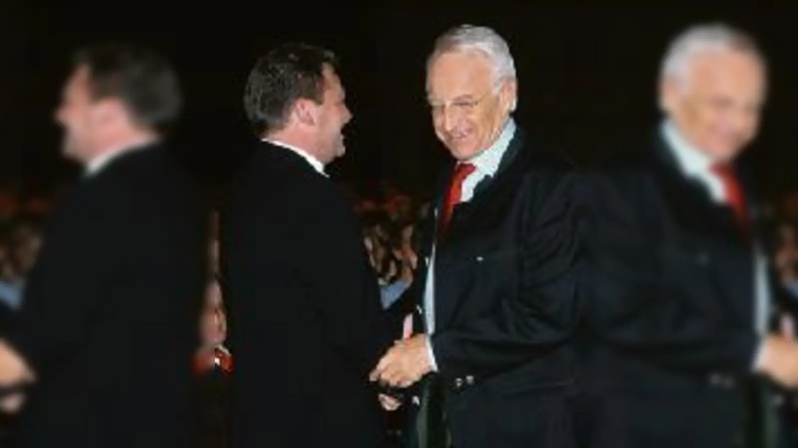 Stoiber und einer seiner Anhänger: Der CSU-Kreisvorsitzende Ernst Weidenbusch vermisst den scheidenden Ministerpräsidenten schon jetzt.	  (Foto: ba)