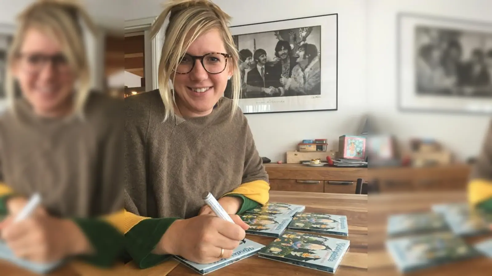 Claudia Koreck in ihrem Traunsteiner Haus beim Signieren der CDs für das Samstagsblatt.	 (Foto: Silberpfeil)