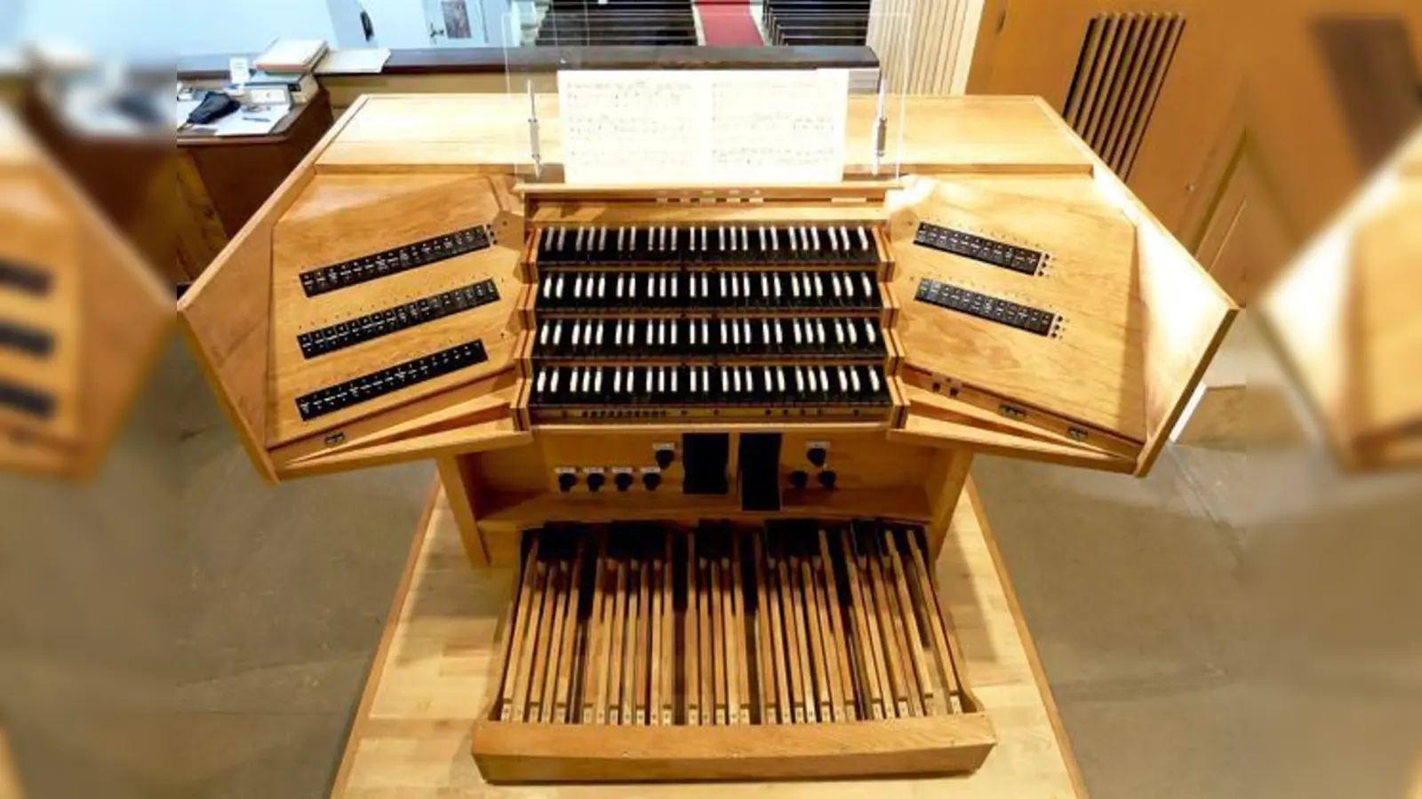 Der neue moderne Orgelspieltisch von St. Pius in Berg am Laim.	 (Foto: Franz Metz)