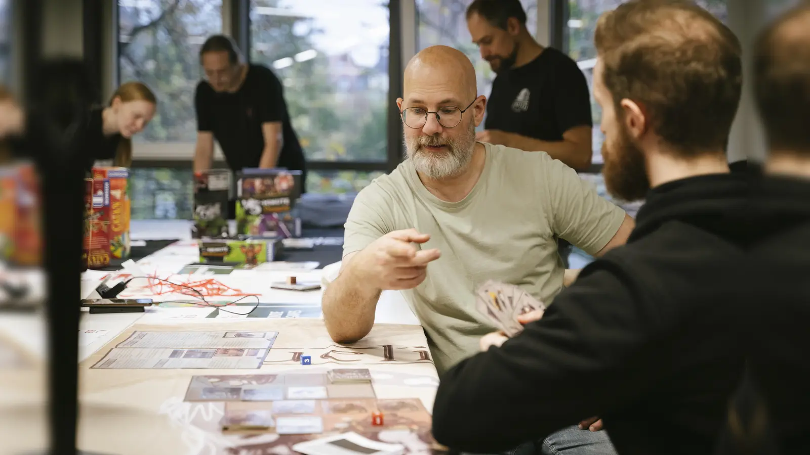 In den Münchner Stadtbibliotheken werden unter anderem Spielenachmittage angeboten – eine gute Gelegenheit, seinem Hobby zu frönen und dabei neue Leute kennenzulernen.  (Foto: Sebastian Gabriel/ Gasteig GmbH)