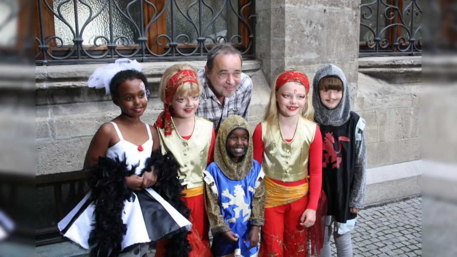 Günter Knoll (mitte hinten) wird mit seiner hinterhof.kultur ein buntes Programm auf die Beine stellen. (Foto: mb)