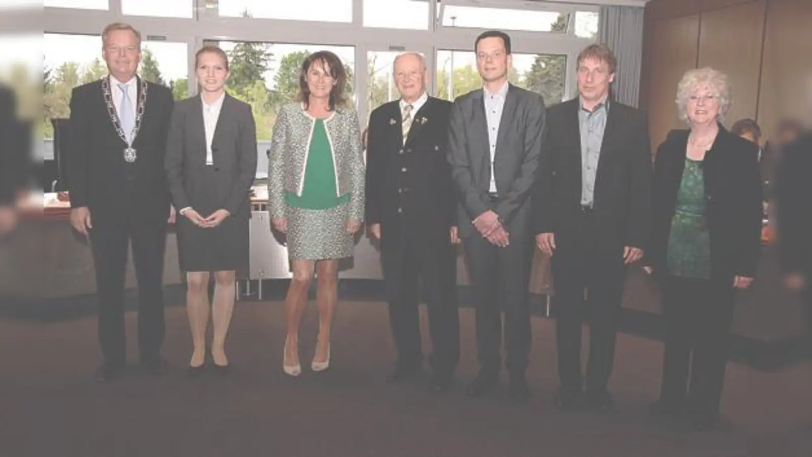 Gleich sechs neue Gemeinderäte konnte Bürgermeister Jan Neusiedl vereidigen (v. l.): Annabella Wünsche, Sindy Loos, Altbürgermeister Hubertus Lindner, Matthias Schröder, Achim Zeppenfeld und Edith Wassermann.  (Foto: Claus Schunk)