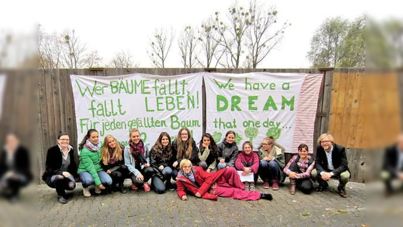 Die Schülerinnen setzten sich für die Pflanzung neuer Bäume auf ihrem Schulhof ein.	 (Foto: Privat)
