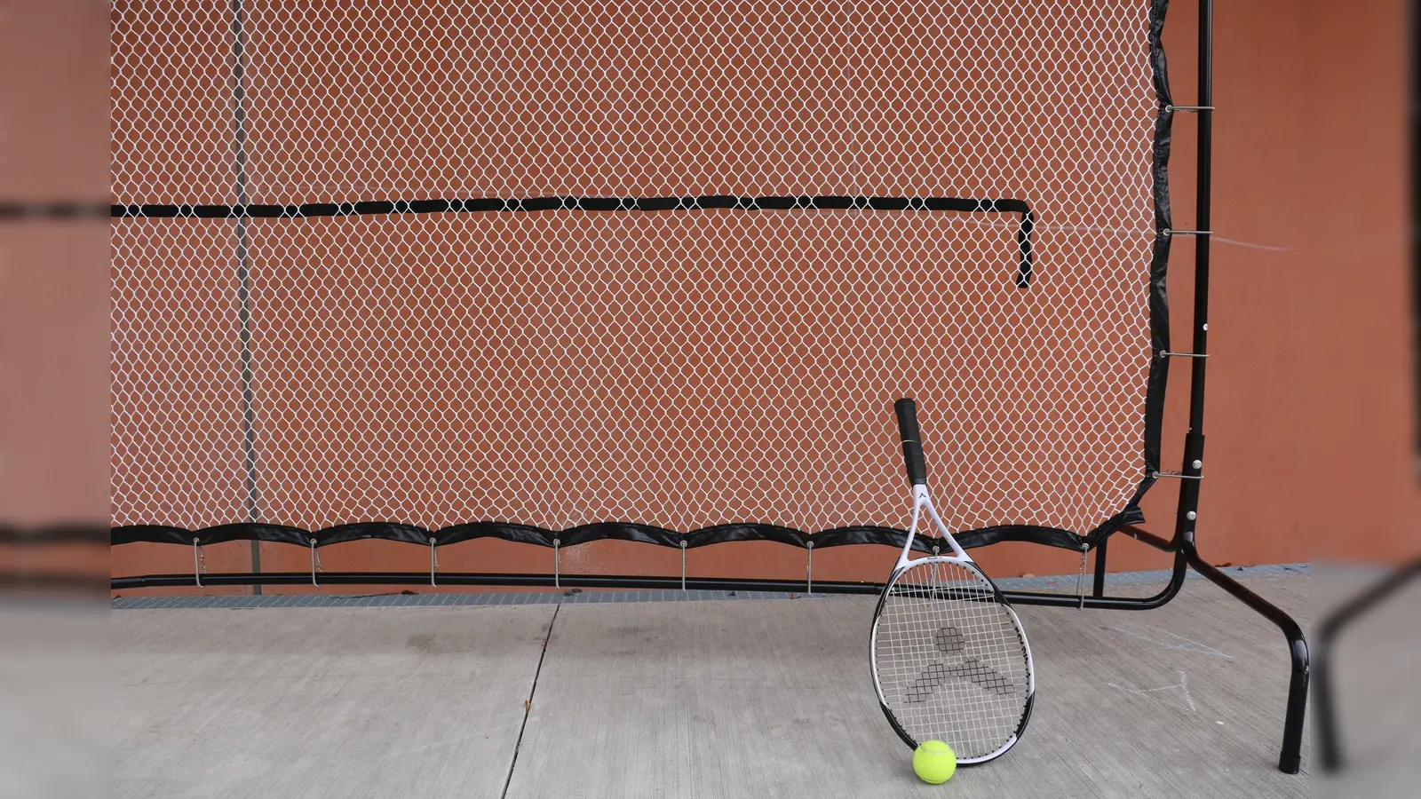 An der hauseigenen Tenniswand der Feierwerk Funktions Tennis üben. (Foto: Feierwerk)