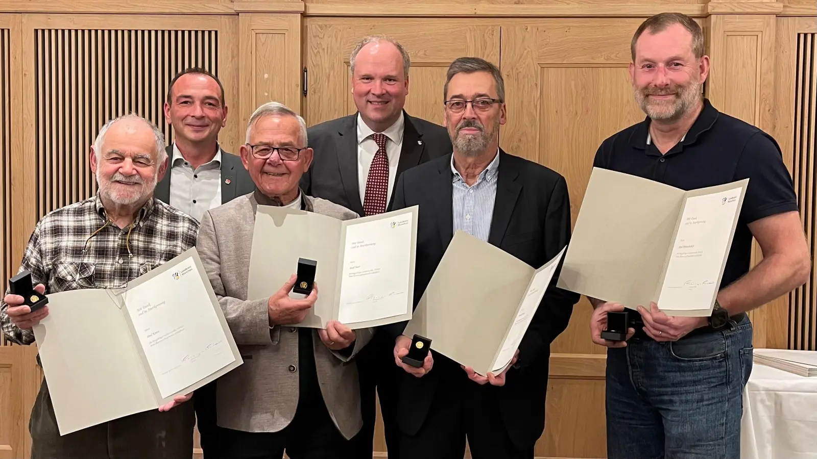 Landrat Christoph Göbel (Bildmitte) ehrte Paul Kratz, Josef Auer, Rodolfo Becker und Axel Mitzscherlich für ihre Verdiente beim Ikarus Luftsportclub Schleißheim. Es gratulierte herzlich Brgm. Markus Böck (2.v.l.h.). (Foto: hw)