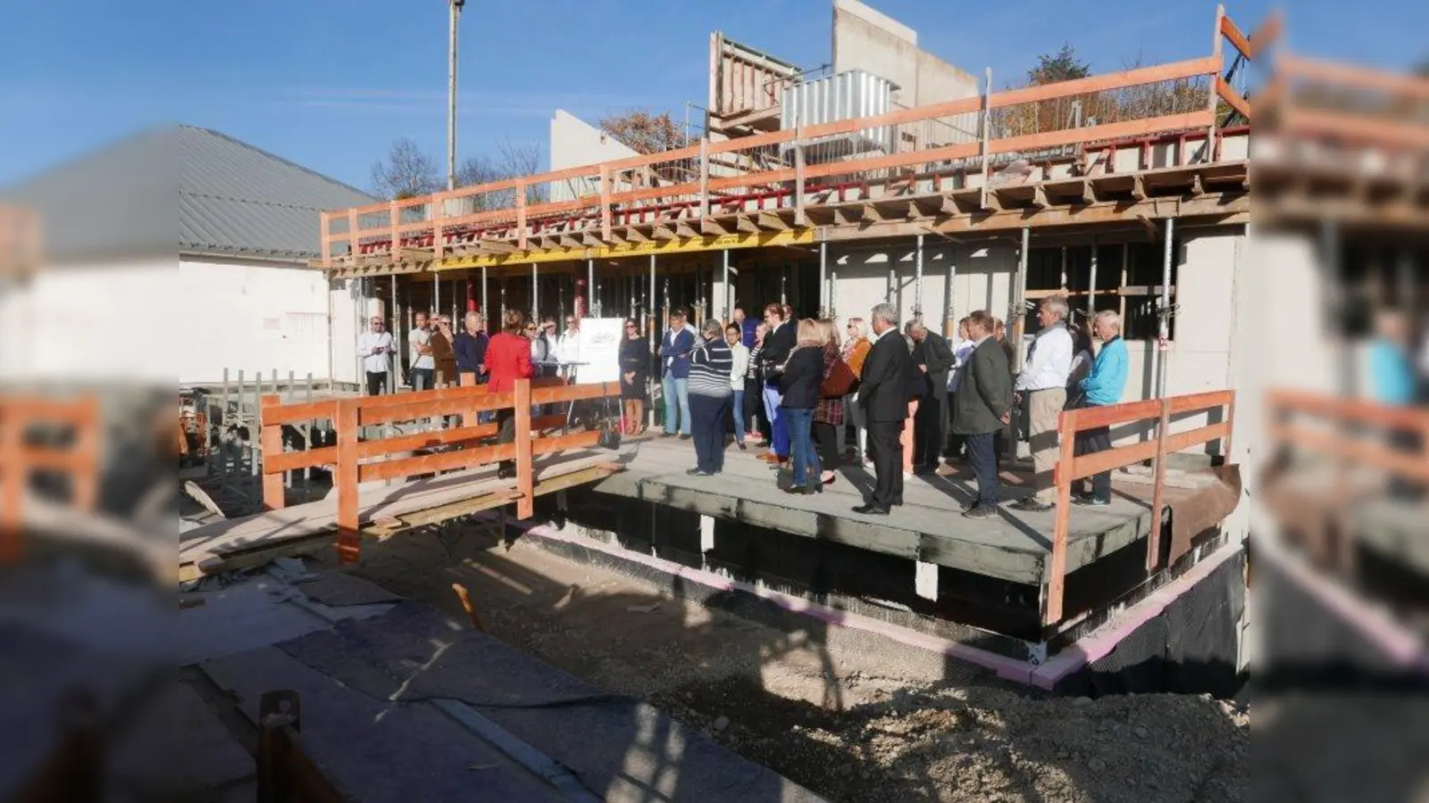 Über 50 Gäste kamen zur Grundsteinlegung am neuen TCB-Vereinsheim in der Meyerbeerstraße. Im kommenden April zum neuen Saisonstart soll alles fertig sein. (Foto: Johannes Halstrick)