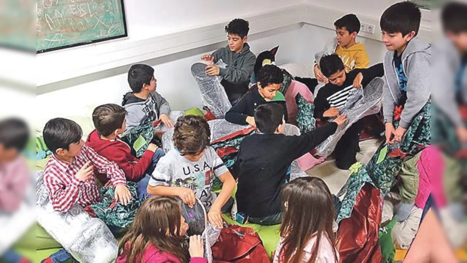 Die Kinder in der Flüchtlingsunterkunft in der Triebstraße freuten sich sehr über die Skateboards.	 (Foto: KAB Moosach)