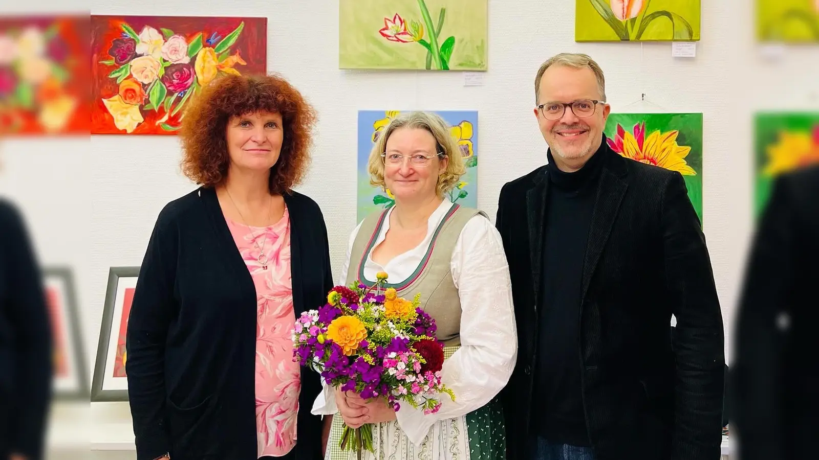 Bei der Eröffnung (von links): Ramersdorfs SPD-Chefin Astrid Schweizer, die Künstlerin Silvia Bohlmann-Hilbrich und Landtagsvizepräsident Markus Rinderspacher. (Foto: privat)