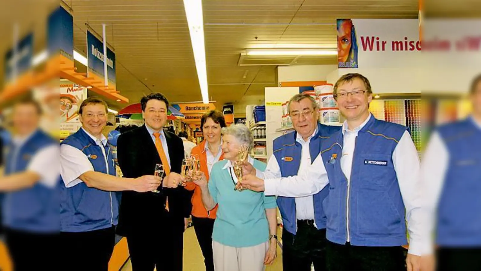 Bürgermeister Thomas Loderer gratulierte der Familie Rettenberger zur erfolgreichen Neueröffnung. 	 (Foto: Woschée)