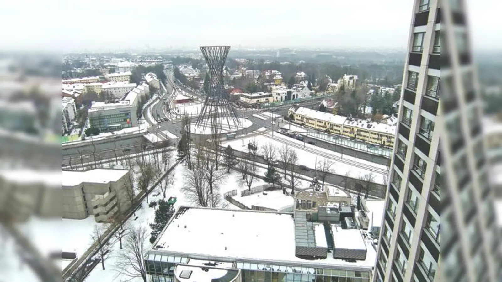Vom BayWa-Hochhaus aus eröffnet sich dieser Blick auf Deutschlands höchstes Kunstwerk an einem der wichtigsten Verkehrsknotenpunkte Münchens. 	 (Foto: hgb)