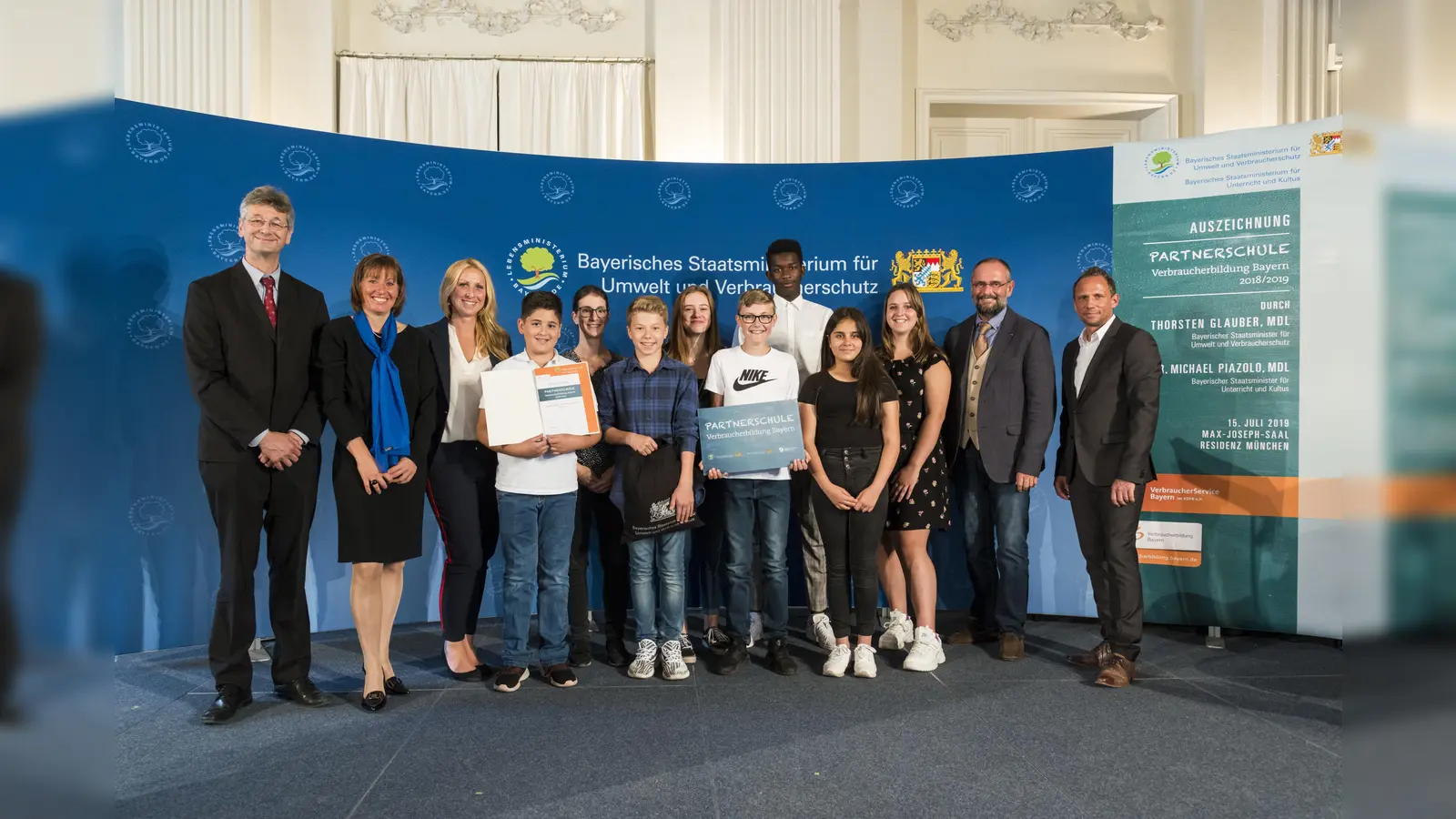 Für besondere Projekte ausgezeichnet: Schüler und Lehrer der Johann-Andreas-Schmeller-Realschule Ismaning mit Kultusminister Michael Piazolo (links) und Verbraucherschutzminister Thorsten Glauber (rechts). (Foto: Mirko Milovanovic)