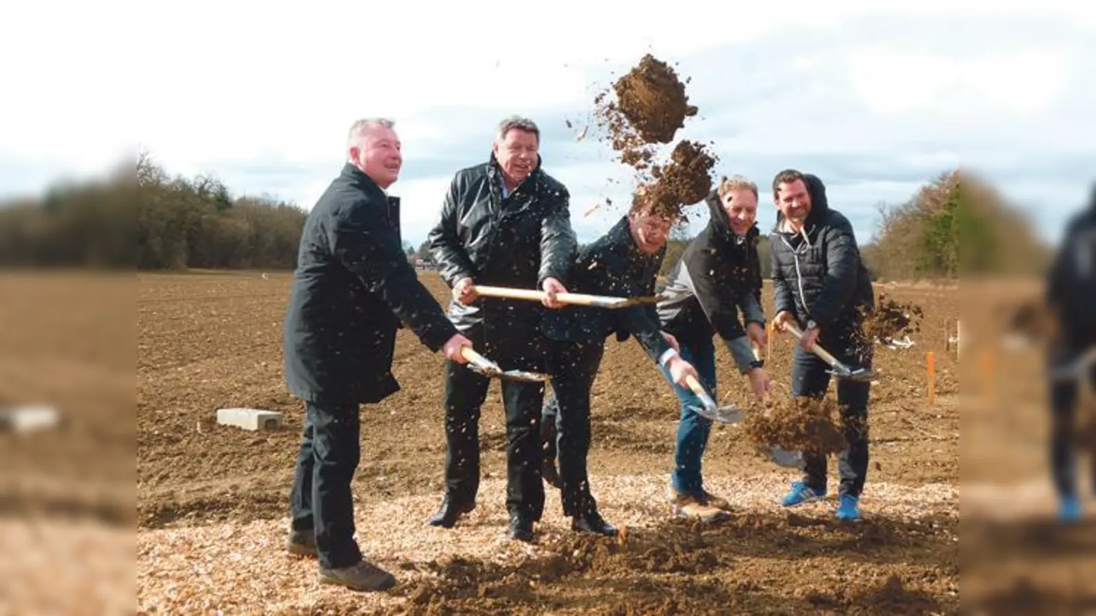 Spatenstich für Soccergolf München (v.li.): Reinhard Vulpius (Platzplaner), Piet Mayr (1. Bürgermeister Zorneding), Robert Niedergesäß (Landrat Ebersberg), Johann Reiser (Platzbesitzer) und Werner Ehrenstraßer (Architekt). 	 (Foto: Schebelle)