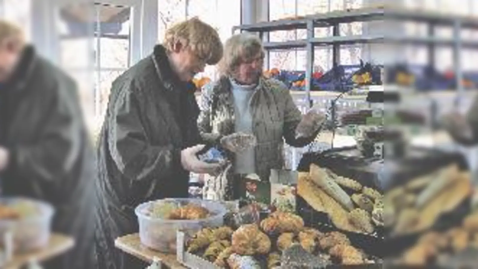 Bevor die Lebensmittel bei der Grünwalder Tafel verteilt werden, werden sie von den Mitarbeitern genau in Augenschein genommen. 	 (Foto: Privat)