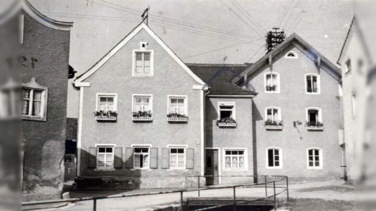 Die zum Elektrizitätswerk umgebaute Eglmühle am Grafinger Urtelbach um das Jahr 1940. Am 19. Oktober wird Jubiläum gefeiert. (Foto: Rothmoser GmbH & Co. KG)