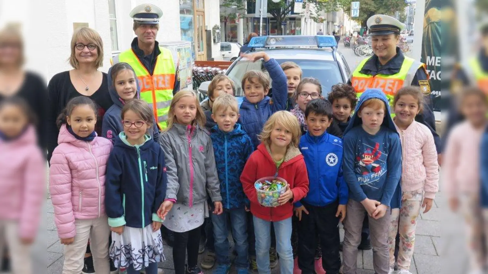 Lob und Tadel gab es von Klassleiterin Korinna Lappler, Polizeihauptkommissar Rolf Heitzer, Polizeihauptmeisterin Marion Münster sowie Grundschülern der Implerschule. (Foto: PI15)