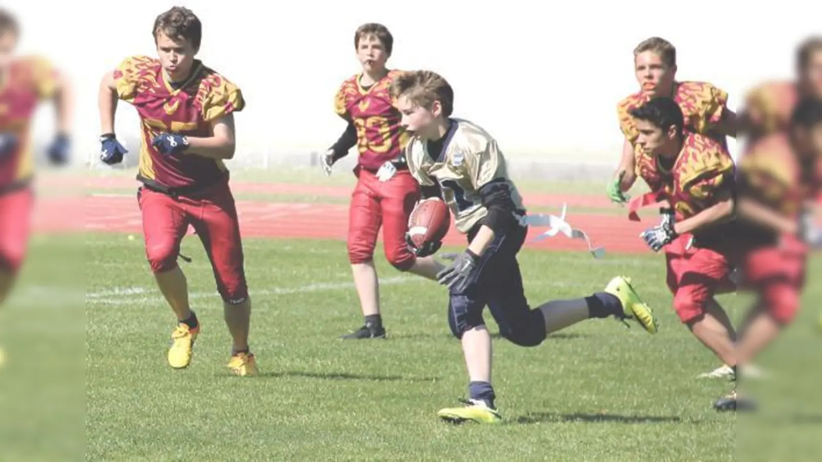 Max Braun (11) entkommt mit dem Ball der Regensburger Defense.	 (Foto: M. Kröner)