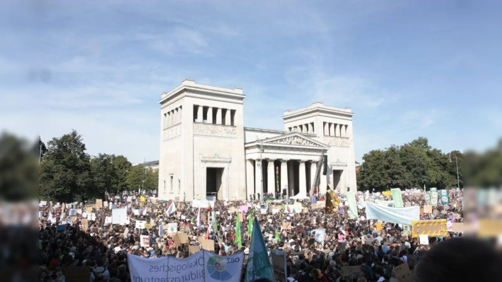 Der Königsplatz platzt aus allen Nähten: über 60.000 Mitstreiter haben die FFF auf der Großdemo gezählt. (Foto: sfl)