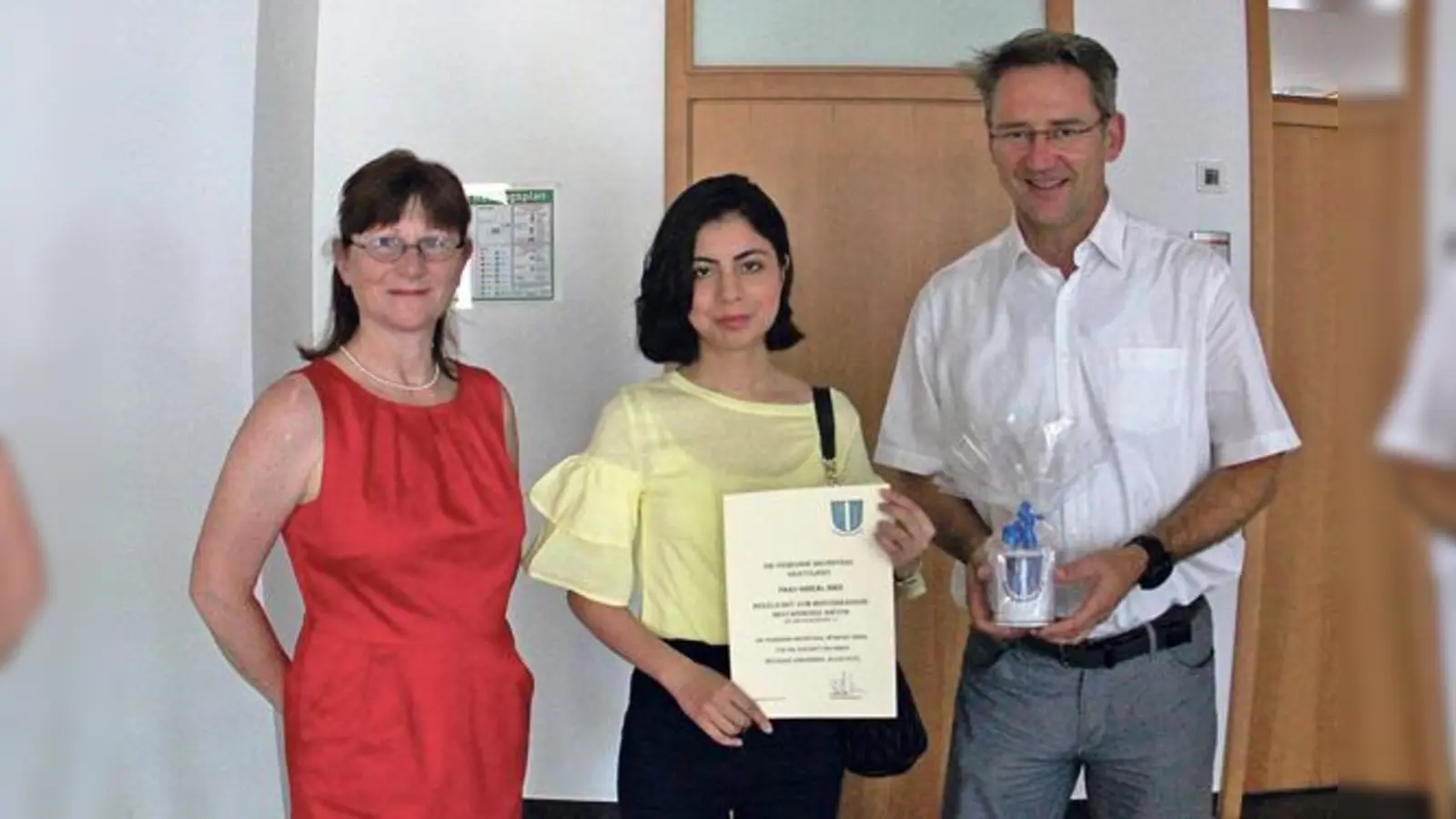 Geballte Freude im Rathaus Brunnthal: Ghizal mit Hilde Miner vom Helferkreis (li.) und Bürgermeister Stefan Kern sind stolz auf die großartige Leistung.	 (Foto: RedB)