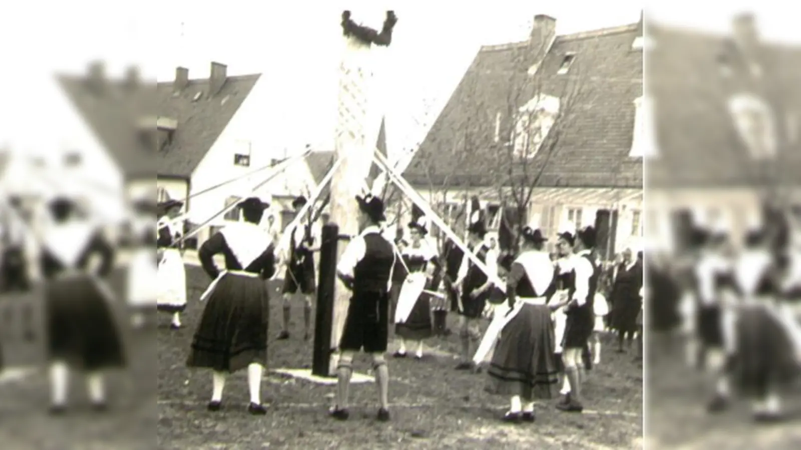 BU: Der Bandltanz am Maibaum wurde bereits 1965.  (Foto: Würmbachtaler)