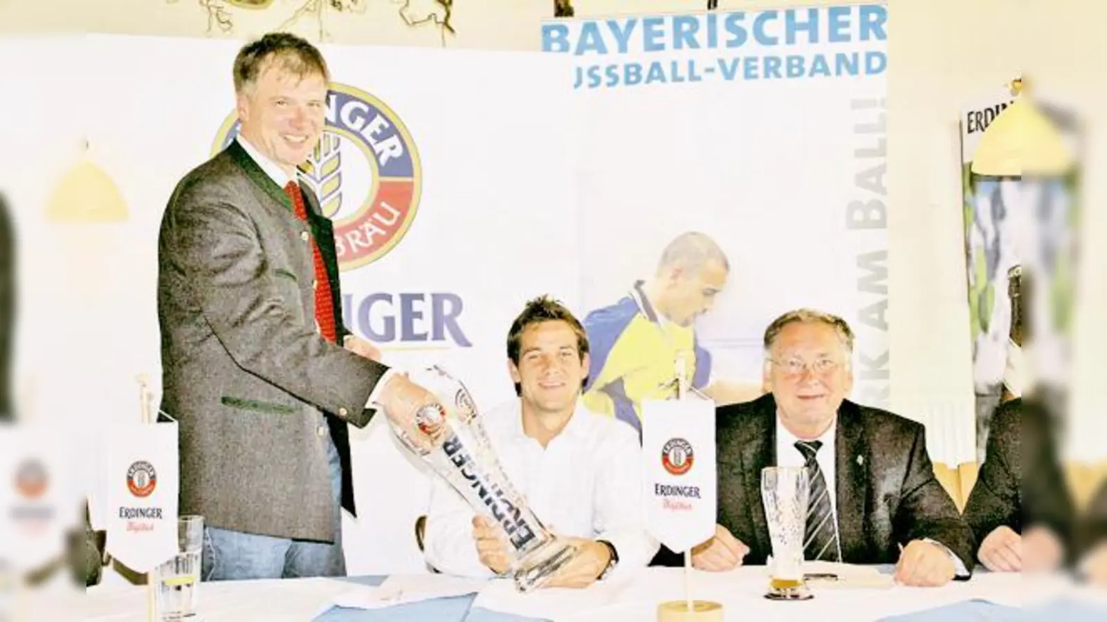 Bürgermeister Stefan Schelle, Florian Sosna von der Erdinger Brauerei und BFV-Bezirksvorsitzender Horst Winkler freuen sich auf  das Turnier. 	 (Foto: hol)