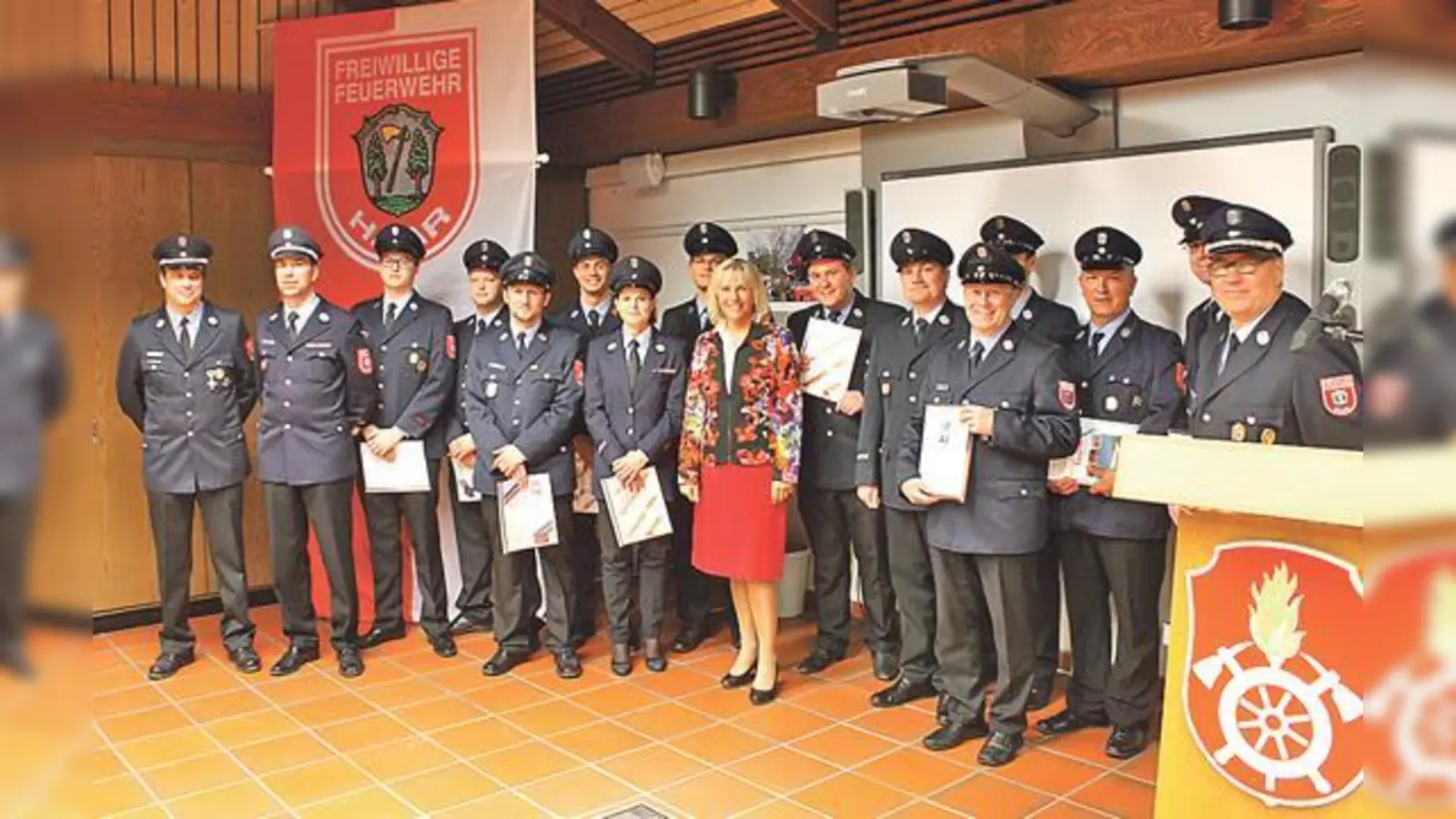Haarer Bürgermeisterin Gabriele Müller mit den Haarer  Feuerwehrlern.	 (Foto: privat)