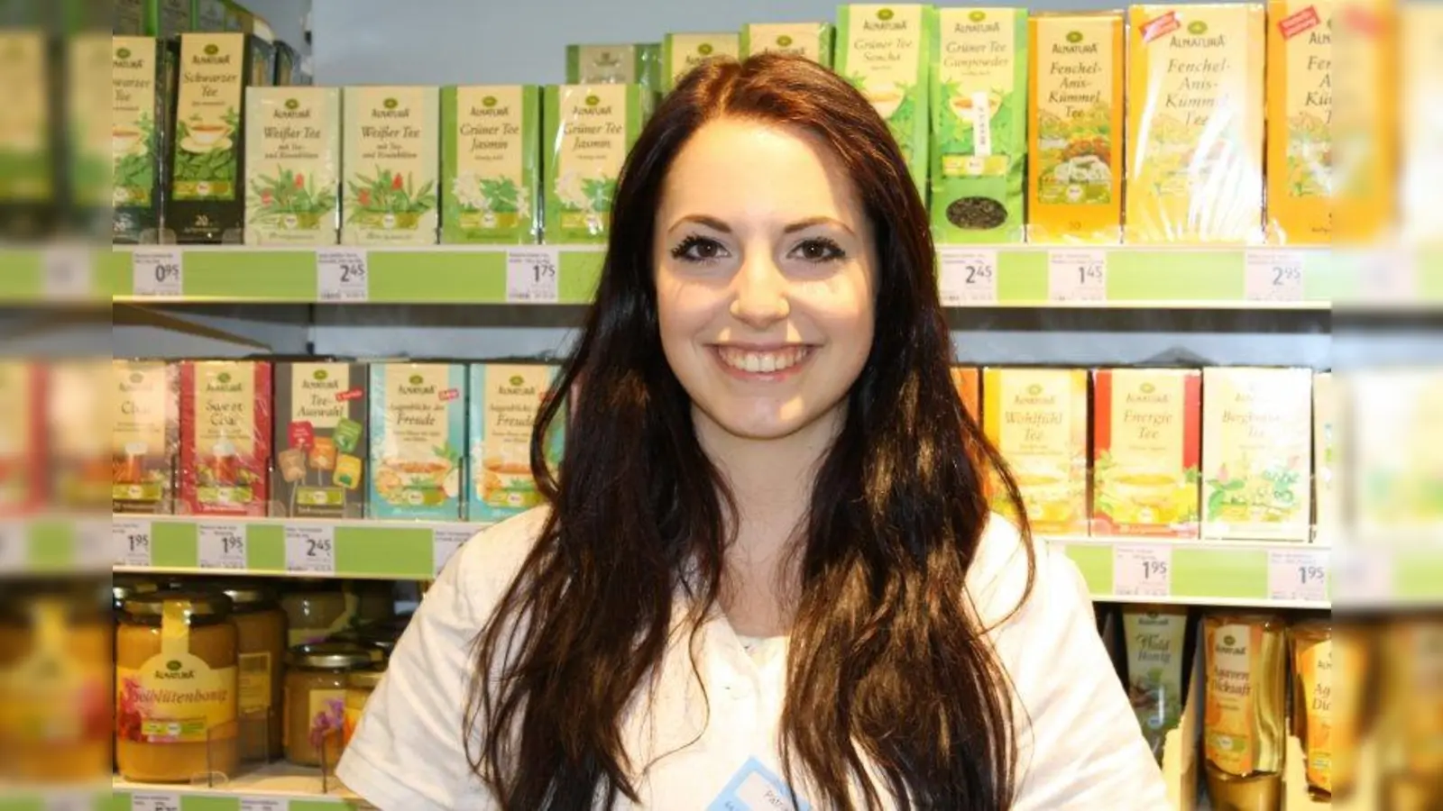 Patrizia Carrapa, 19 Jahre, Filiale Erding: „Ich bin bisher sehr zufrieden hier in der Lehrlingsfiliale. Alles läuft sehr gut. Natürlich war ich am Anfang etwas aufgeregt. Das hat sich aber schnell gelegt. Auch weil wir untereinander im Team sehr gut zurecht kommen. Wir kommunizieren sehr viel miteinander. Die Eindrücke, die ich her sammeln kann, sind sicherlich für meine berufliche Zukunft ungemein wichtig. Man kann sein Wissen, dass man in der Ausbildung gesammelt hat, unter Beweis stellen.“ (Foto: sb)