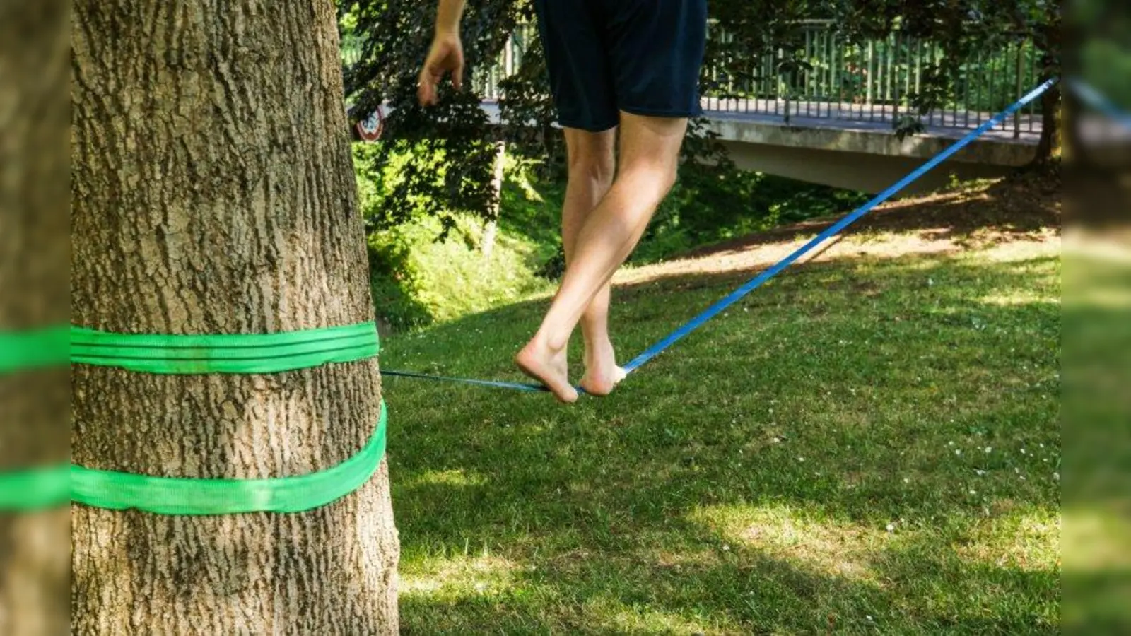 Slacklining ist Mode! Die CSU-Fraktion im Laimer Bezirksausschuss fürchtet jedoch um die Gesundheit der Bäume und fordert ein Verbot. (Foto: Rainer Sturm_pixelio.de)