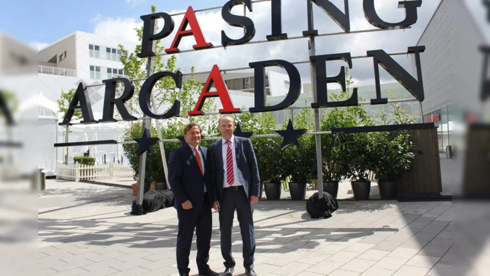 Karl Reinitzhuber, Vorstandsvorsitzender der mfi AG, und Centermanager Christian Zimmermann (v.l.) vor dem neuen Logo der Pasing Arcaden. (Foto: US)