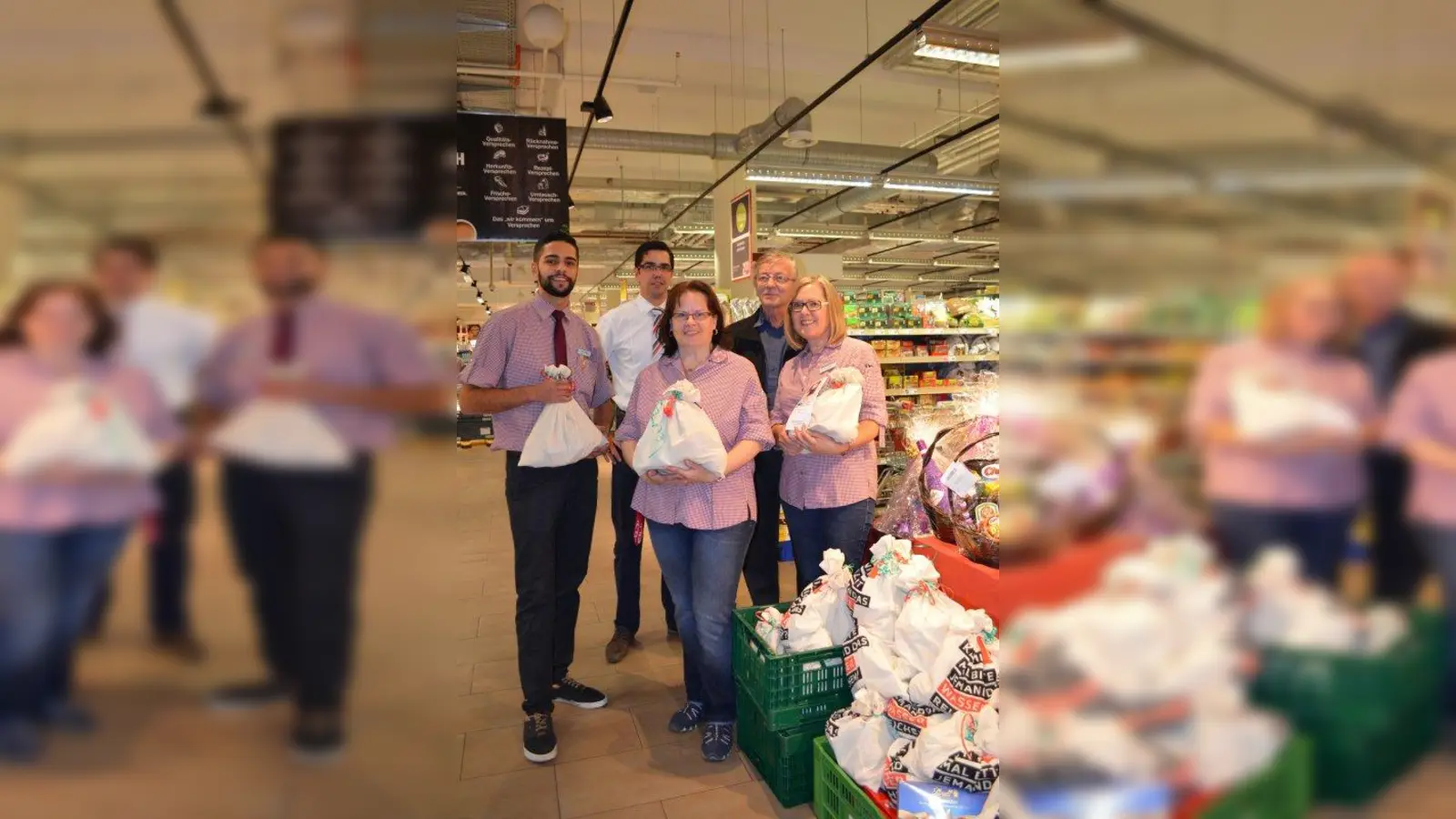 50 Nikolaustüten wurden Erwin Ritthaler (hinten rechts) vom HIT in Pasing überreicht (v.l.): stellv. Marktleiter Tolga Nayir, Marktleiter Alexis Koss und die beiden Mitarbeiterinnen Madeleine Reichler und Monika Forster (l.) hoffen, den Kindern eine Freude machen zu können. (Foto: eis)