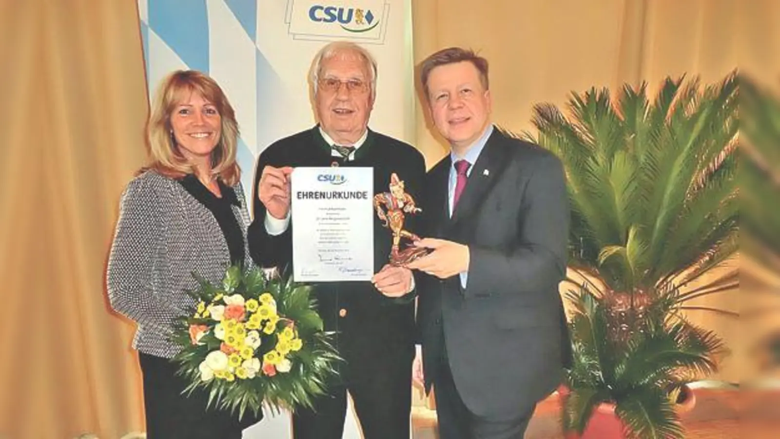 Blumen für großes Engament: Carola Bauer und MdL Robert Brannekämper (rechts) ehren Helmut Kronthaler, der künftig etwas kürzer treten will.	 (Foto: privat)