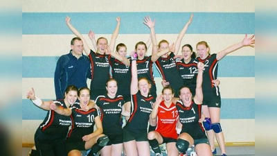 Schafften den Aufstieg in die Landesliga: die Volleyball-Damen 1 des SV Germering mit Trainer Anton Kargl (hinten li.). (Foto: Barbara Moll)