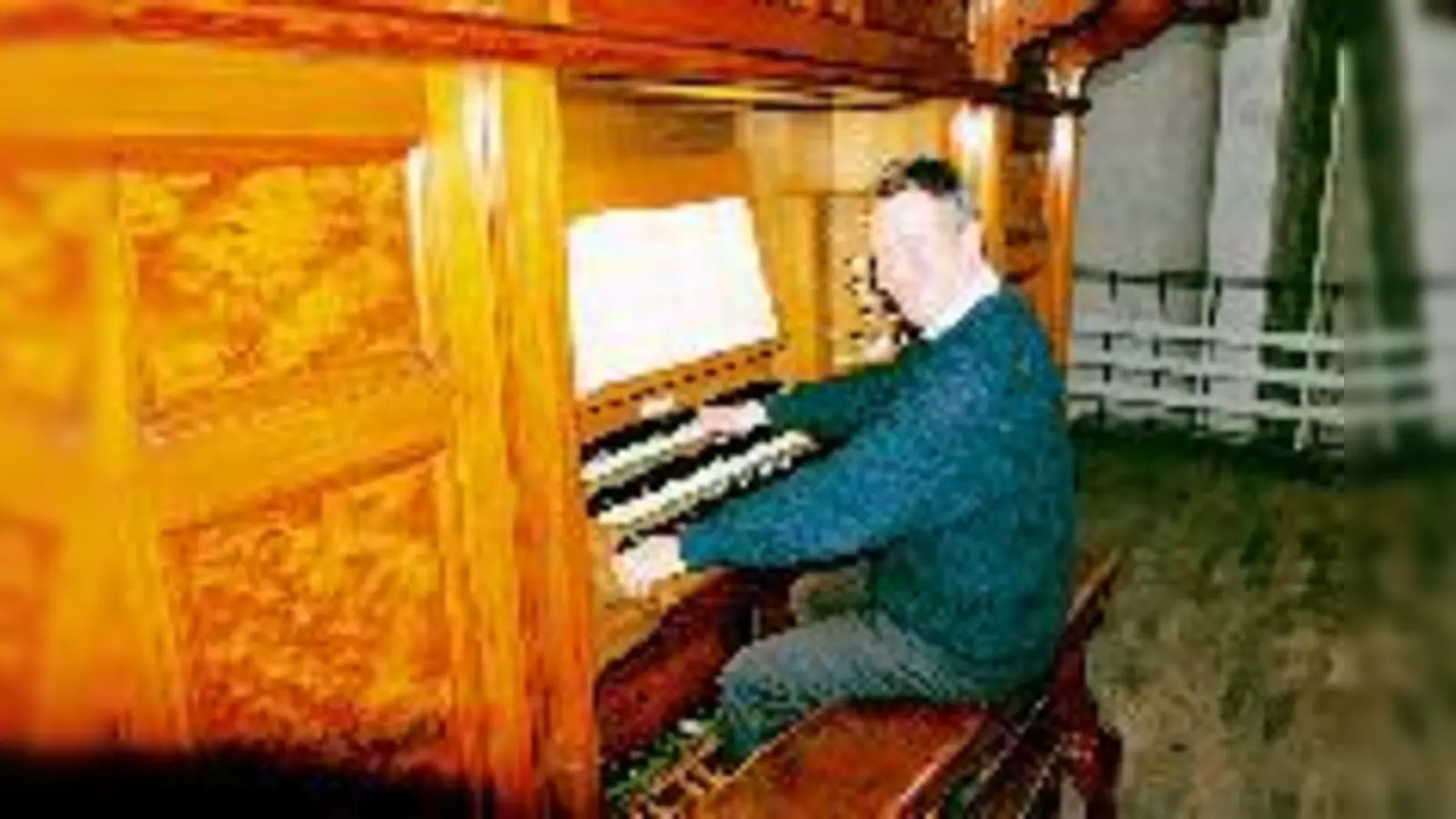 »Very amused«: Kirchenmusiker von St. Wolfgang, Stefan Ludwig, freut sich diebisch über die einzigartige Schnäppchenorgel aus dem fernen Leeds (England).	 (Foto: gf)