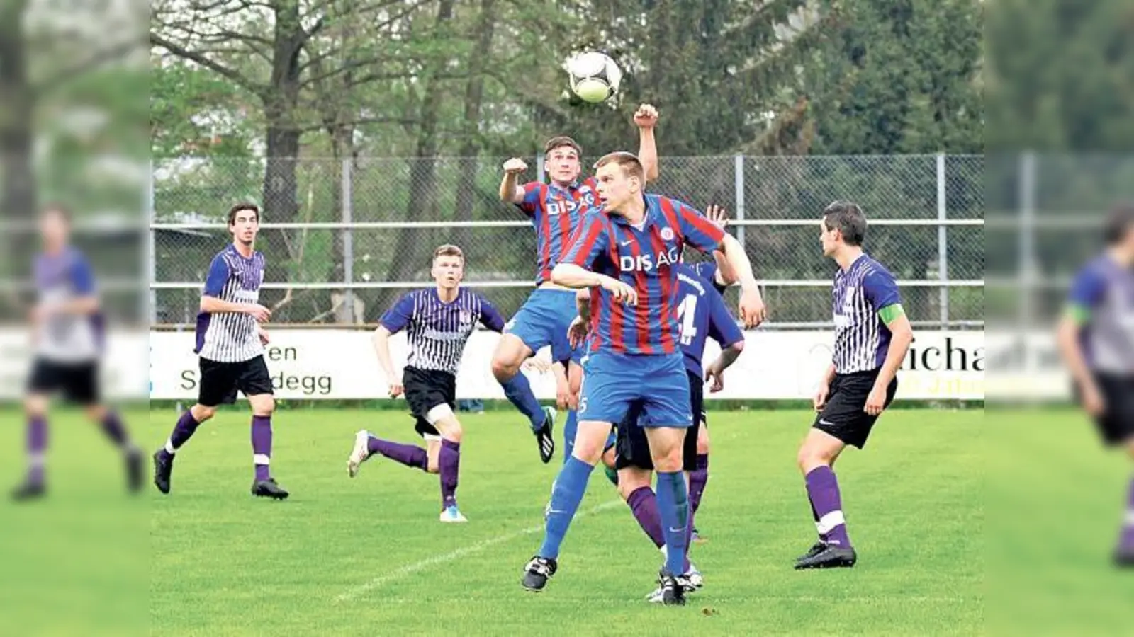 Die rot-blauen Kicker vom TSV Dorfen (vorne Hans Attenberger, hinten Timo Lorant) wollen im Toto-Pokal die klassenhöheren Nachbarn aus Buchbach ein wenig ärgern.	 (Foto: Archiv)