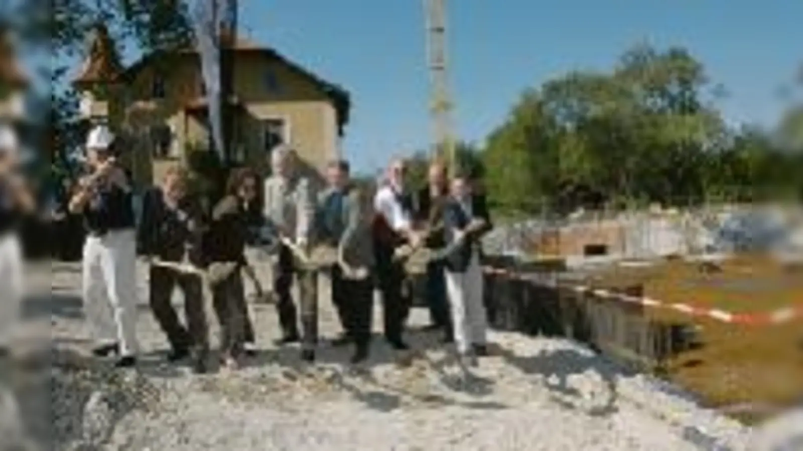 Der letzte Spatenstich der Eilbaustelle: (v. li.) Peter Stilling, Christian Mörtel, Hedwig Fuß, Bürgermeister Michael Sedlmair, Bernhard Landbrecht, Georg Kressirer, Carsten Reinberg und Michael Haas.	  (Foto: ba)