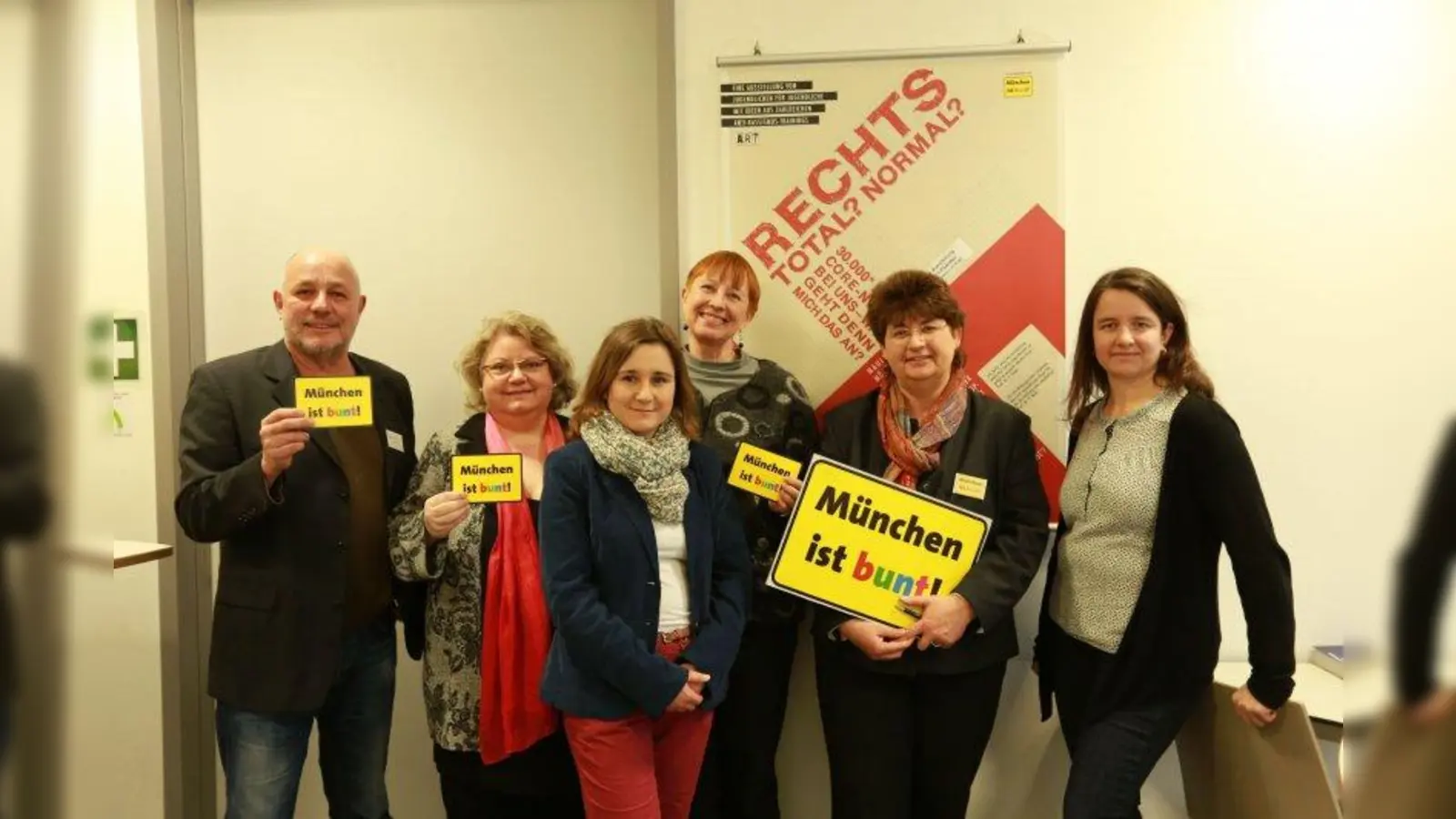 Willi Wermelt (Beauftragter gegen Rechtsextremismus BA 9), Christina Hörl (Bezirksrätin), Sandra Tamas (Grafikerin), Christina Wetzels (Leiterin MVHS West), Micky Wenngatz (1. Vorsitzende München ist bunt! e.V) und Kathrin Abele (Stadträtin) im Rahmen der Ausstellungseröffnung „Rechts – Total? Normal?“ im Neuhauser Trafo. (Foto: Anna Seliger)