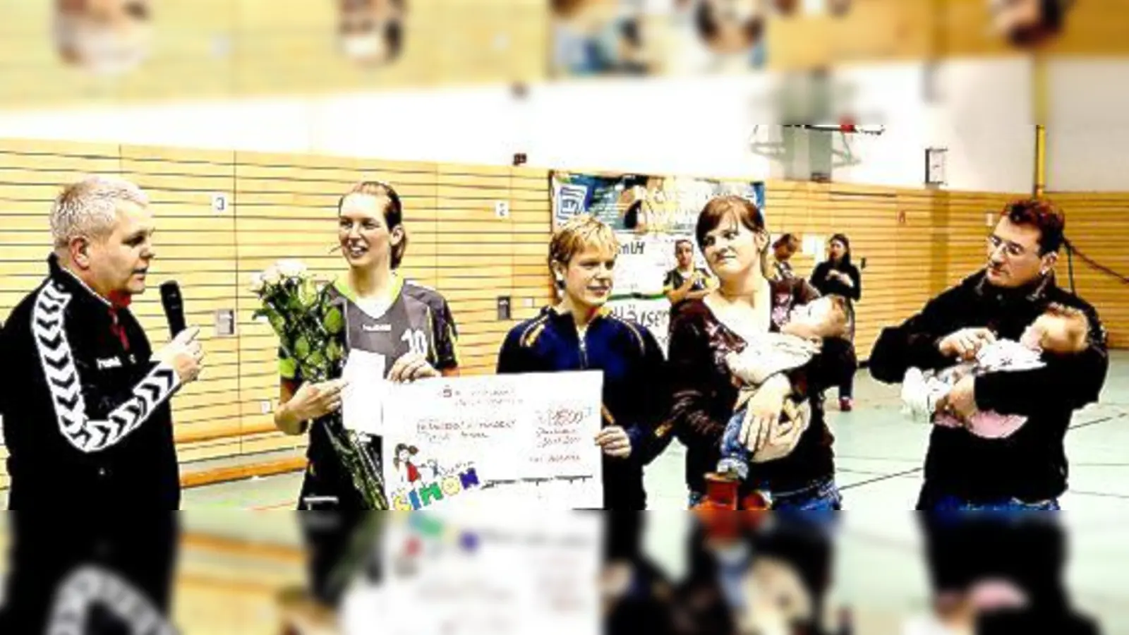 Höhepunkt des Wochenendes war die Schecküber­gabe an die Eltern des kranken Simon.	 (Foto: TSV)