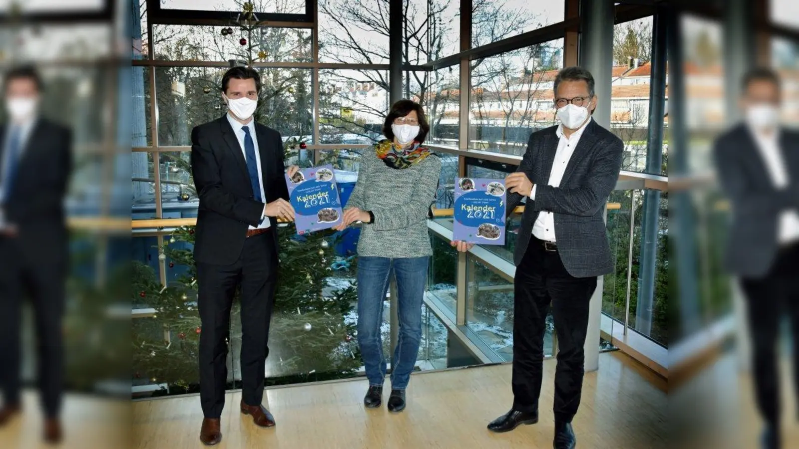 Von links: Maik Horbas (Geschäftsführer Cewe Germering), Brigitte Maier (Amt für Jugend und Familie) und Landrat Thomas Karmasin präsentieren die Fotokalender mit den zwölf ausgewählten Fotos, die ab sofort auf Anfrage am Haupteingang des Landratsamtes Fürstenfeldbruck erhältlich sind. (Foto: Landratsamt Fürstenfeldbruck)