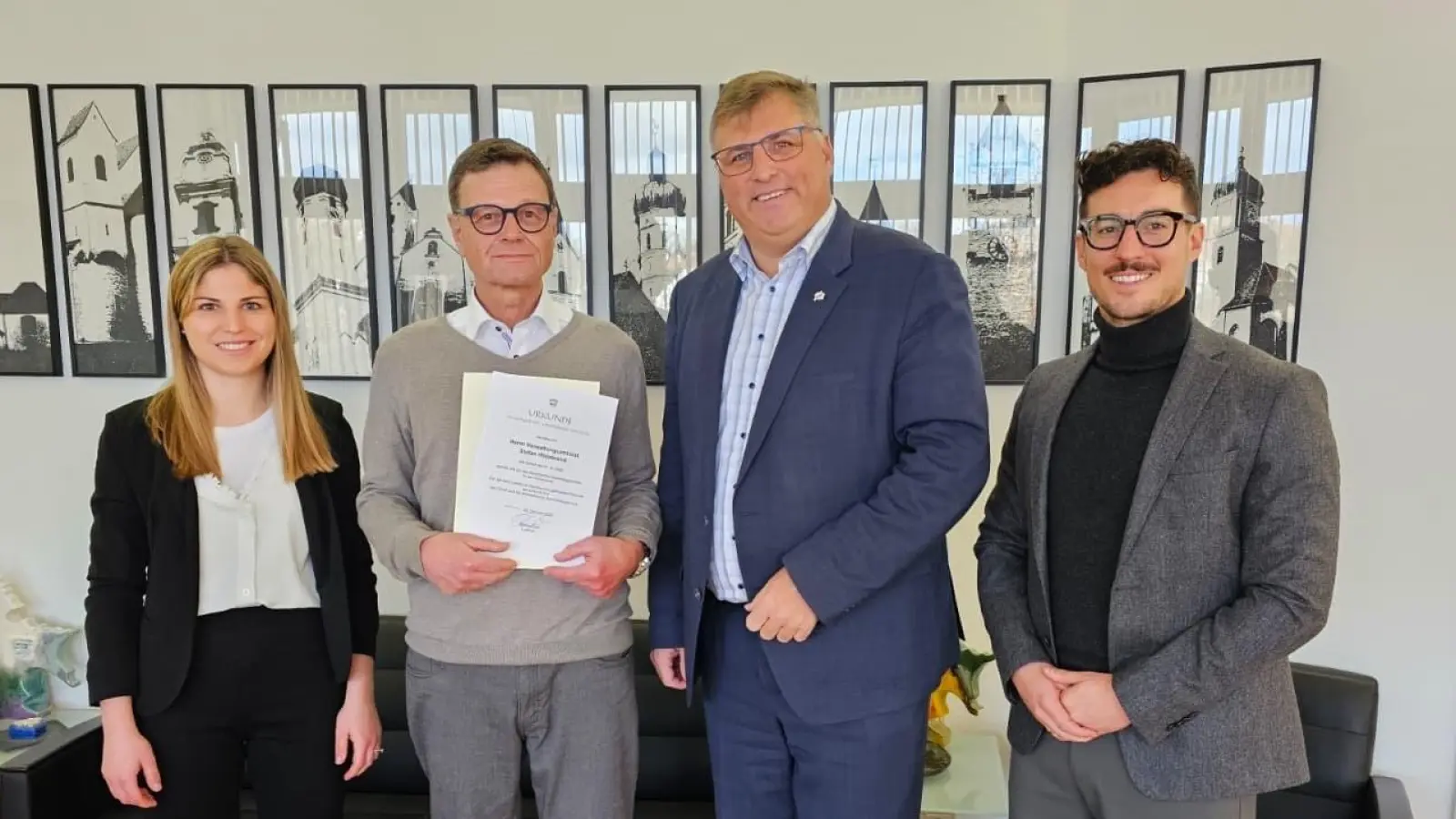 Stefan Hildebrand (2. v. l.) bei seiner Verabschiedung mit Landrat Stefan Löwl (2. v. r.), Sachgebietsleiter Maximilian Mayer und Abteilungsleiterin Sophia Eckert. (Foto: LRA Dachau/Katharina Gall)